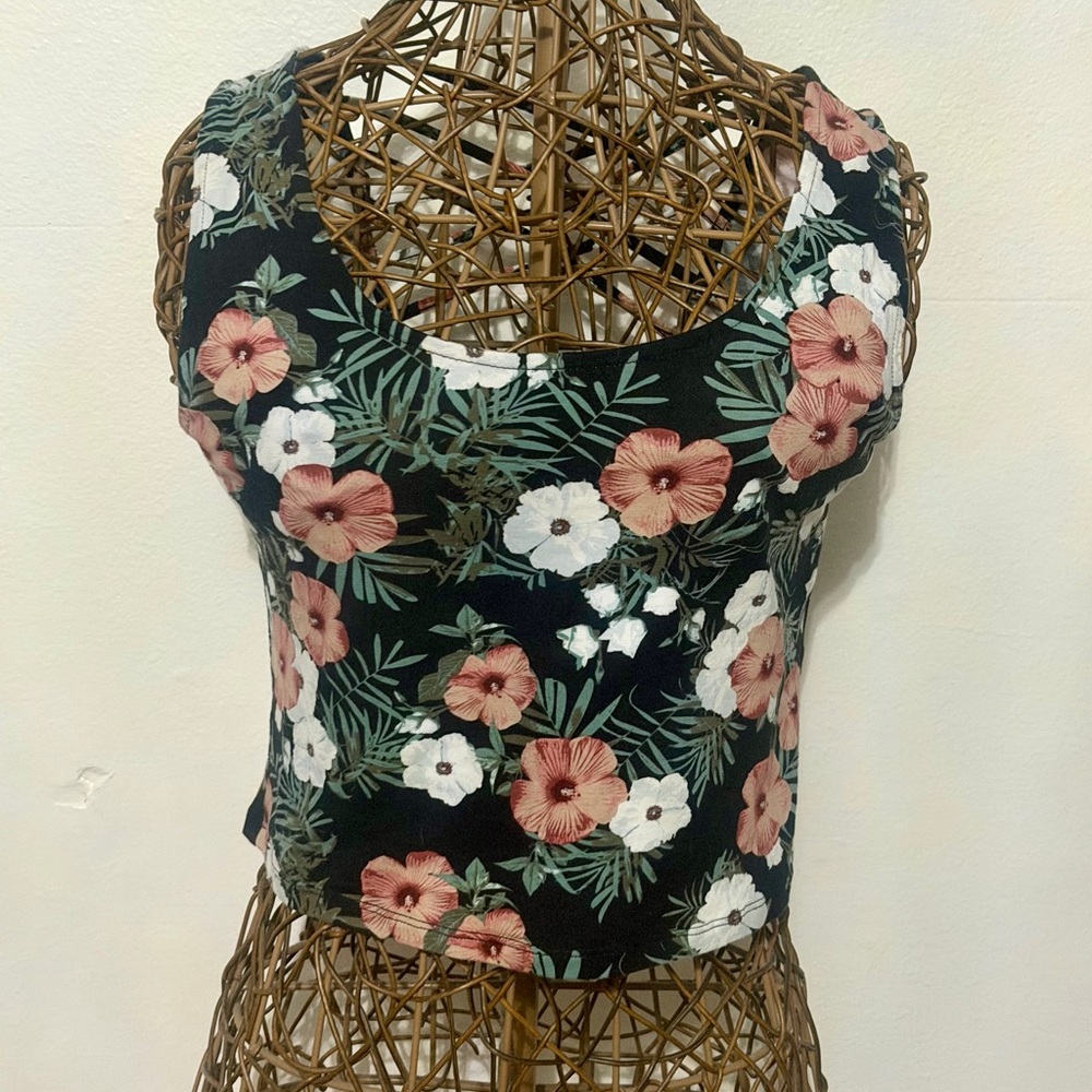 Charlotte Russe Black Floral Scoop Neck Crop Top